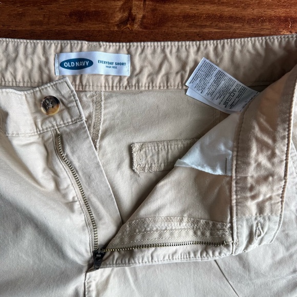 Women’s Khaki Old Navy Everyday Short High Rise Size 12 - Picture 3 of 7